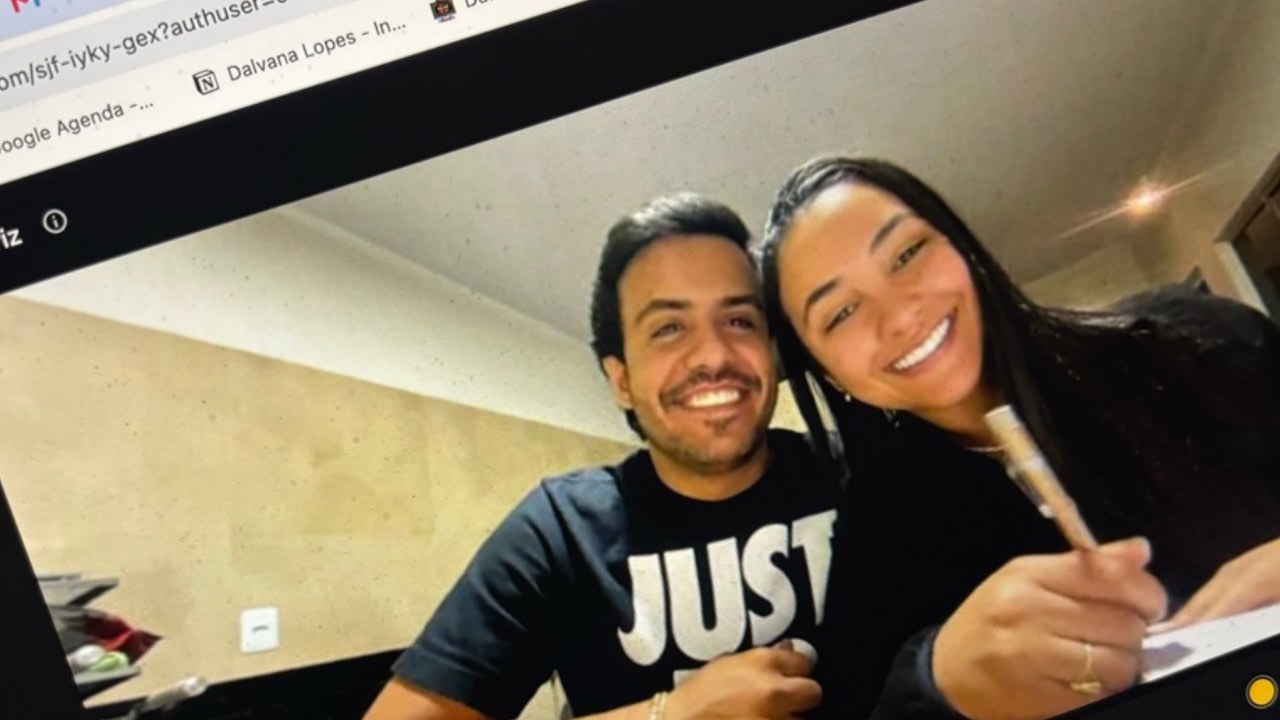 Dois alunos juntos numa aula do Conversation Club em videochamada