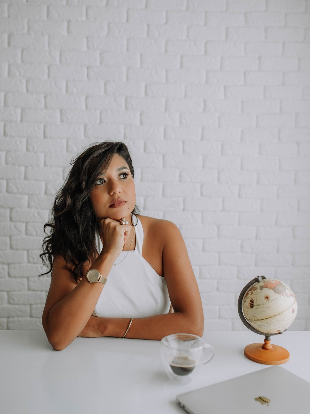 Dalvana Lopes à mesa, com o globo e o laptop